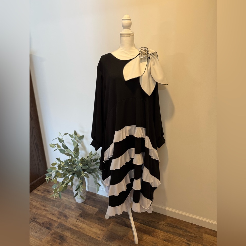 🖤🤍 Black and White Ruffled Long Sleeve Dress 🤍🖤
